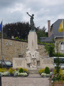 Le Monument commémoratif en face de l’église de Theux